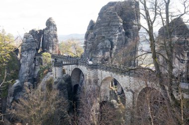 Eski şehrin köprüsünün manzarası. Başkentin en ünlü simgesi.