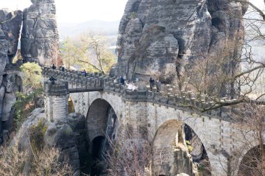 Parktaki bir köprünün kalıntıları.