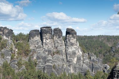 Dağları ve ağaçları olan güzel bir manzara.