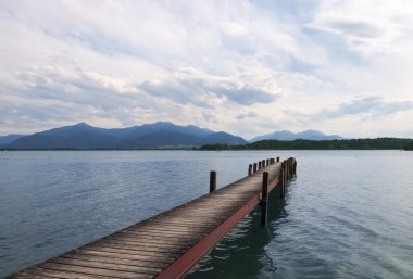 Göl kenarında ahşap iskele