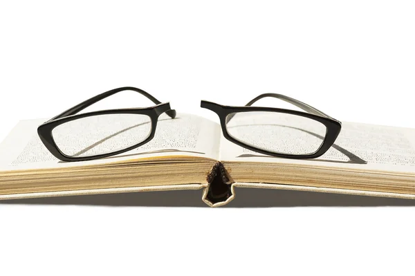 Törött szemüveg és nyitott könyv — Stock Fotó