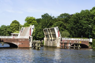 Açık çelik asma köprü