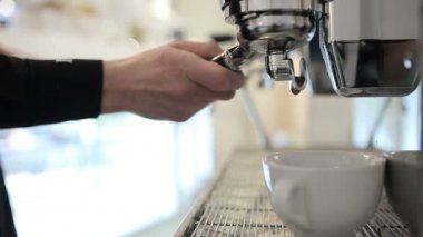 Kahveci iki kahve kahve çubuğunda yapar.