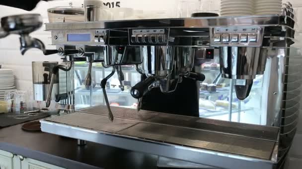 Barista činí dvě kávy v kavárně — Stock video