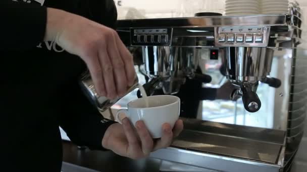 Barista κάνει δύο καφέδες στο καφέ μπαρ — Αρχείο Βίντεο