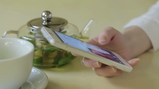 Девушка читает телефон в кафе — стоковое видео
