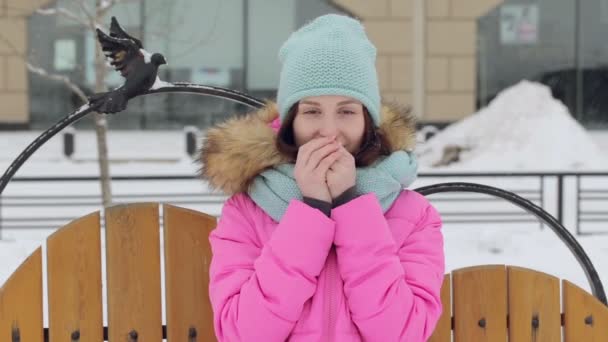 Vrouw lopend onderaan de straat in de Winter — Stockvideo