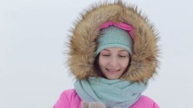 Parçalı. Güzellik neşeli genç Model kız kış Park eğlenmek. Bulutlu ve açık havada iplik güzel kız. Doğanın keyfini