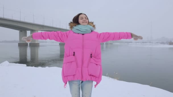 De la poudrerie. Beauté Joyeux adolescent modèle fille s'amuser dans le parc d'hiver. Belle fille soufflant de la neige et tournant à l'extérieur. Profiter de la nature — Video