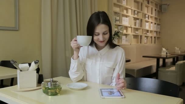 Junge Frau telefoniert in Café — Stockvideo