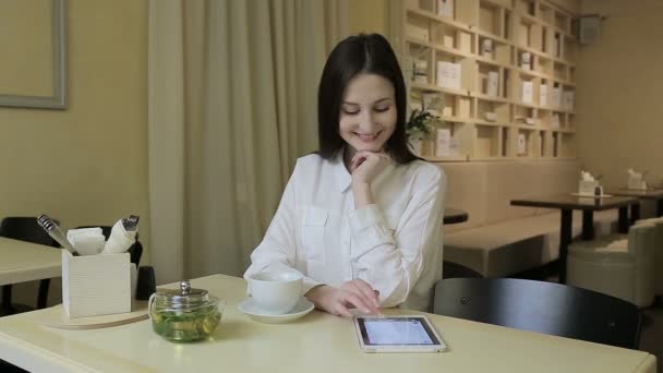 Junge Frau telefoniert in Café — Stockvideo