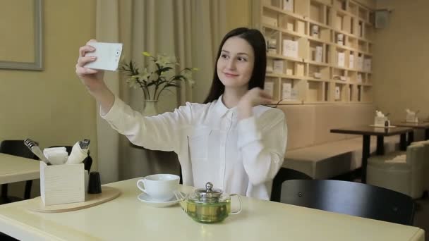 Genç kadın cep telefonu kafede üzerinde söz — Stok video