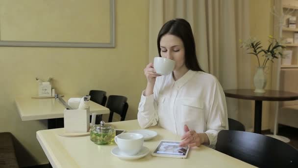 Νεαρή γυναίκα μιλάει στο κινητό, στο café — Αρχείο Βίντεο