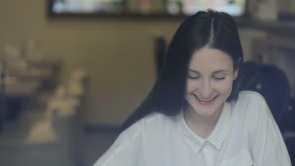 浅谈手机在咖啡馆里的年轻女子 — 图库视频影像