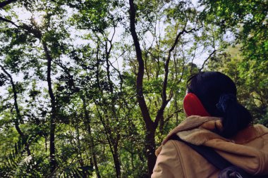 Onun önünde stonily baktı.