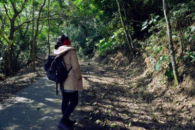 Yürüyüş uzun uzadıya onun eski alışkanlık oldu .