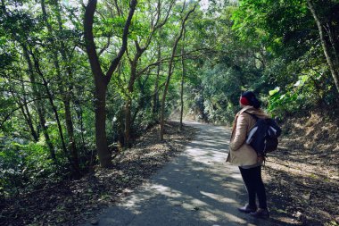 Öğle yemeğinden sonra onun bacaklarını uzatmak için dışarı çıktı.