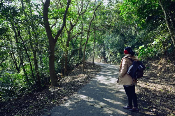 Öğle yemeğinden sonra onun bacaklarını uzatmak için dışarı çıktı.