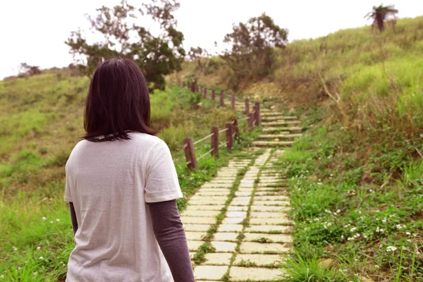 O direkt ona öncesinde bakıyor