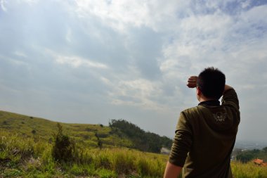 direkt ona öncesinde bakıyor .