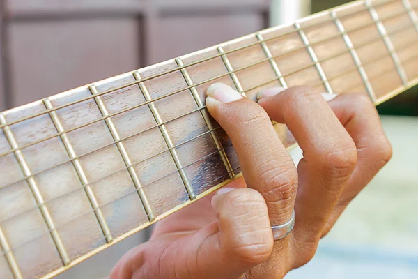 Gitarristen hand spelar akustisk gitarr — Stockfoto