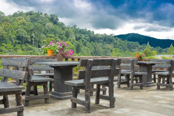 Meja dan kursi dengan pemandangan gunung . — Stok Foto
