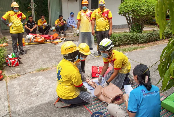 The refresher training to assist in emergency rescue situations — Stock Photo, Image