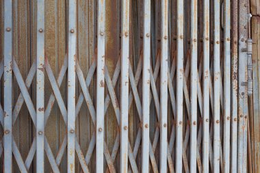  eski paslı demir kapıları