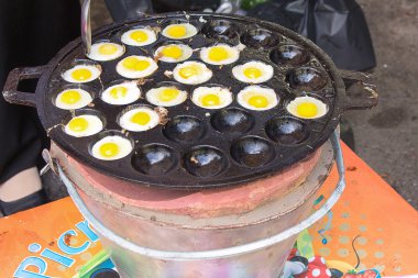 kaynar tavada kızarmış bıldırcınlar