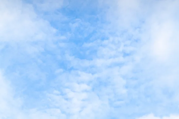 Cielo azul con nubes — Foto de Stock