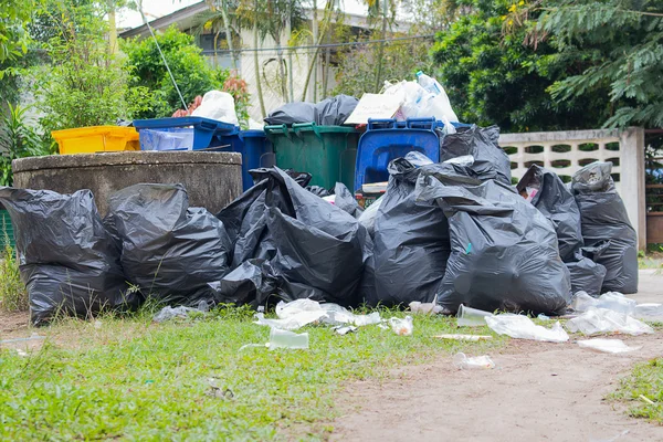 Stapel van vuilniszakken — Stockfoto