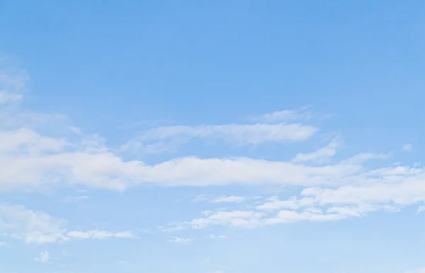 Cielo azul con nubes — Foto de Stock