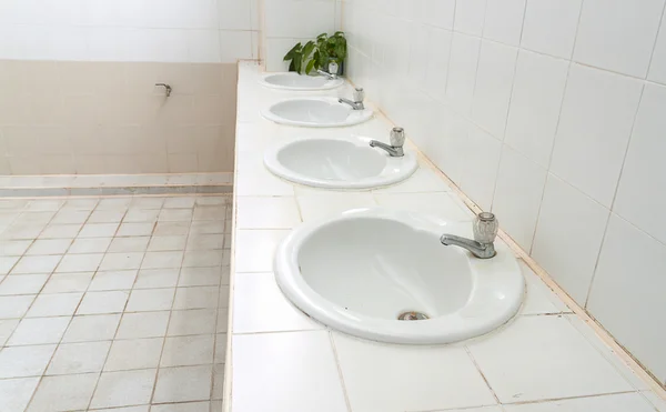 Välj fokus främre badrum inredning med vitt handfat och kran. — Stockfoto