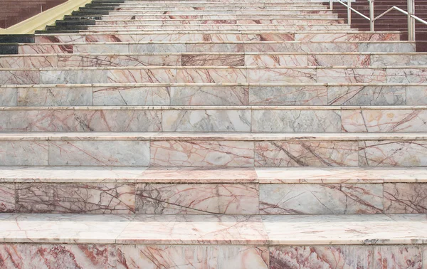 Gradini alti di un'antica scala marmorea che conduce ad una chiesa — Foto Stock