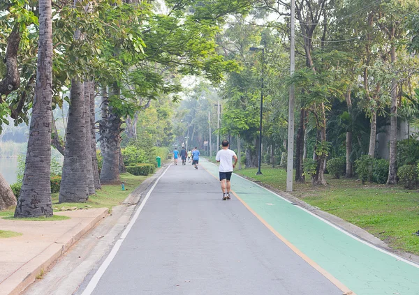Las personas que hacen ejercicio en la mañana, corrieron los viajeros . — Foto de Stock