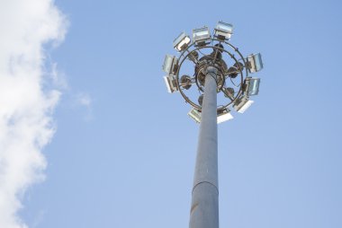 Ayağı sahne ışıkları ve mavi gökyüzü