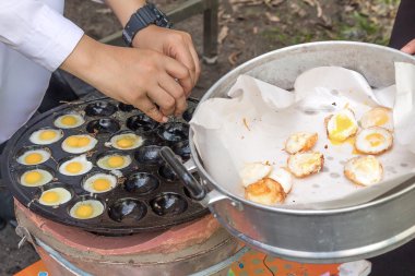 kaynar tavada kızarmış bıldırcınlar