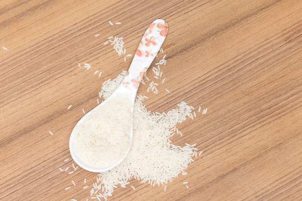 Riso bianco crudo in cucchiaio — Foto Stock