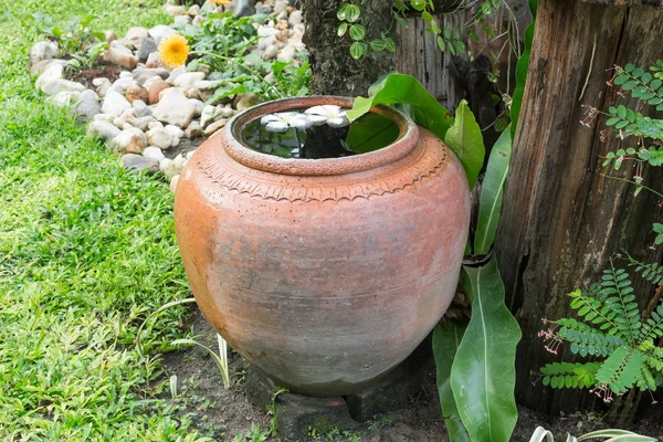 Jarro de barro no jardim jarros tailandeses para armazenamento de água da chuva — Fotografia de Stock