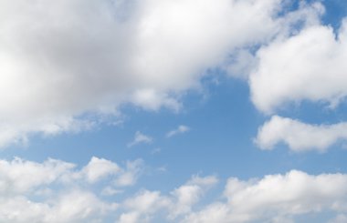 mavi gökyüzü arka plan beyaz bulutlar tarafından ince kaplıdır