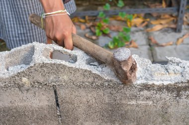  Elinde çekiç kırma tuğla wal 