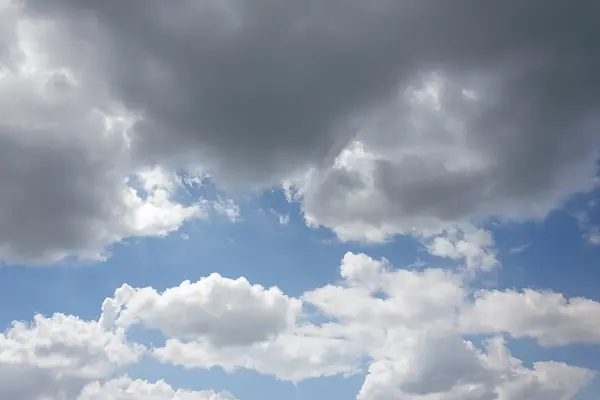 空は覆われた raincloud です。 — ストック写真