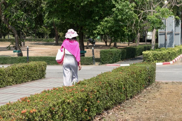 Νεαρή γυναίκα που περπατάει — Φωτογραφία Αρχείου