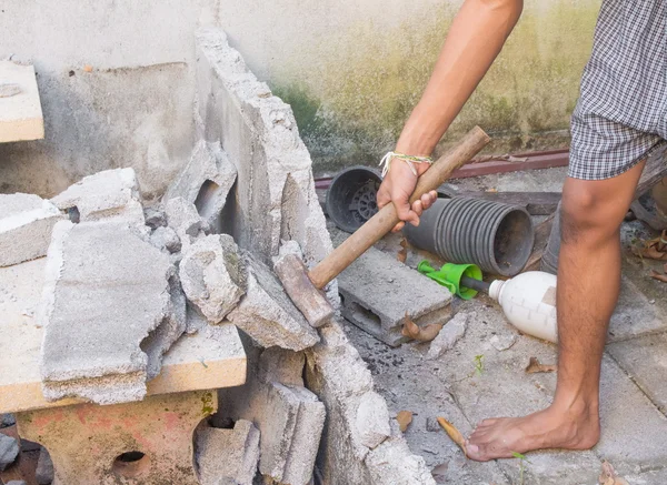 Martillo en mano romper wal ladrillo — Foto de Stock