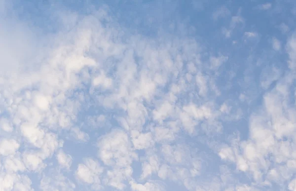 Fondo cielo azul está cubierto por nubes blancas delgada — Foto de Stock