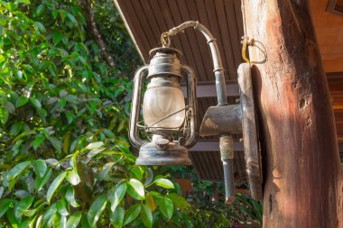 Klasik kandil bir bahçede astı 