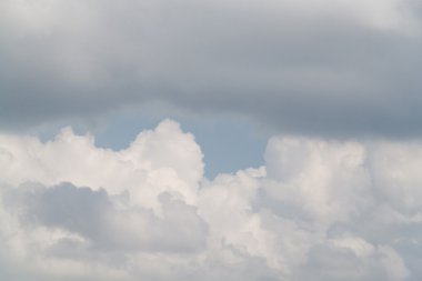  gökyüzü kaplı raincloud olduğunu