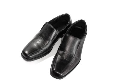  Beyaz arka planda siyah deri ayakkabı.