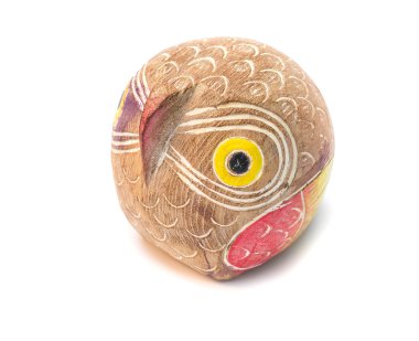 Baykuş kafası beyaz arka plan üzerinde eski ahşap oyma