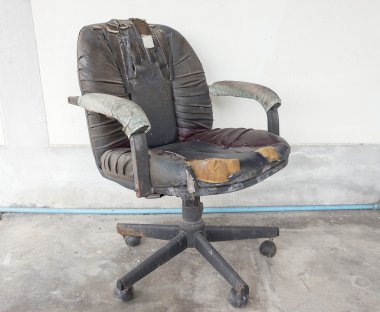 Ofis sandalye eski hasar deri siyah ve kirli